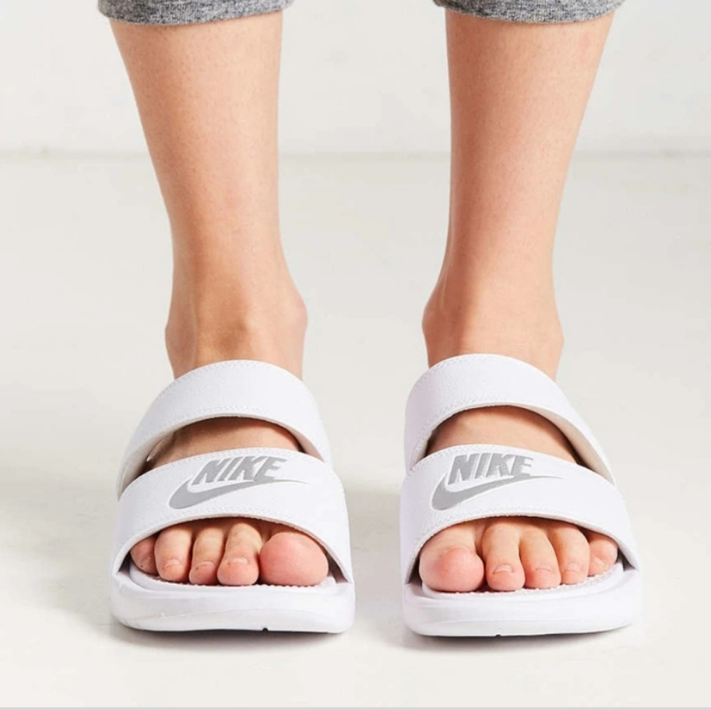 NIKE BENASSI  DUO ULTRA WHITE SLIDE SANDALS SIZE 8